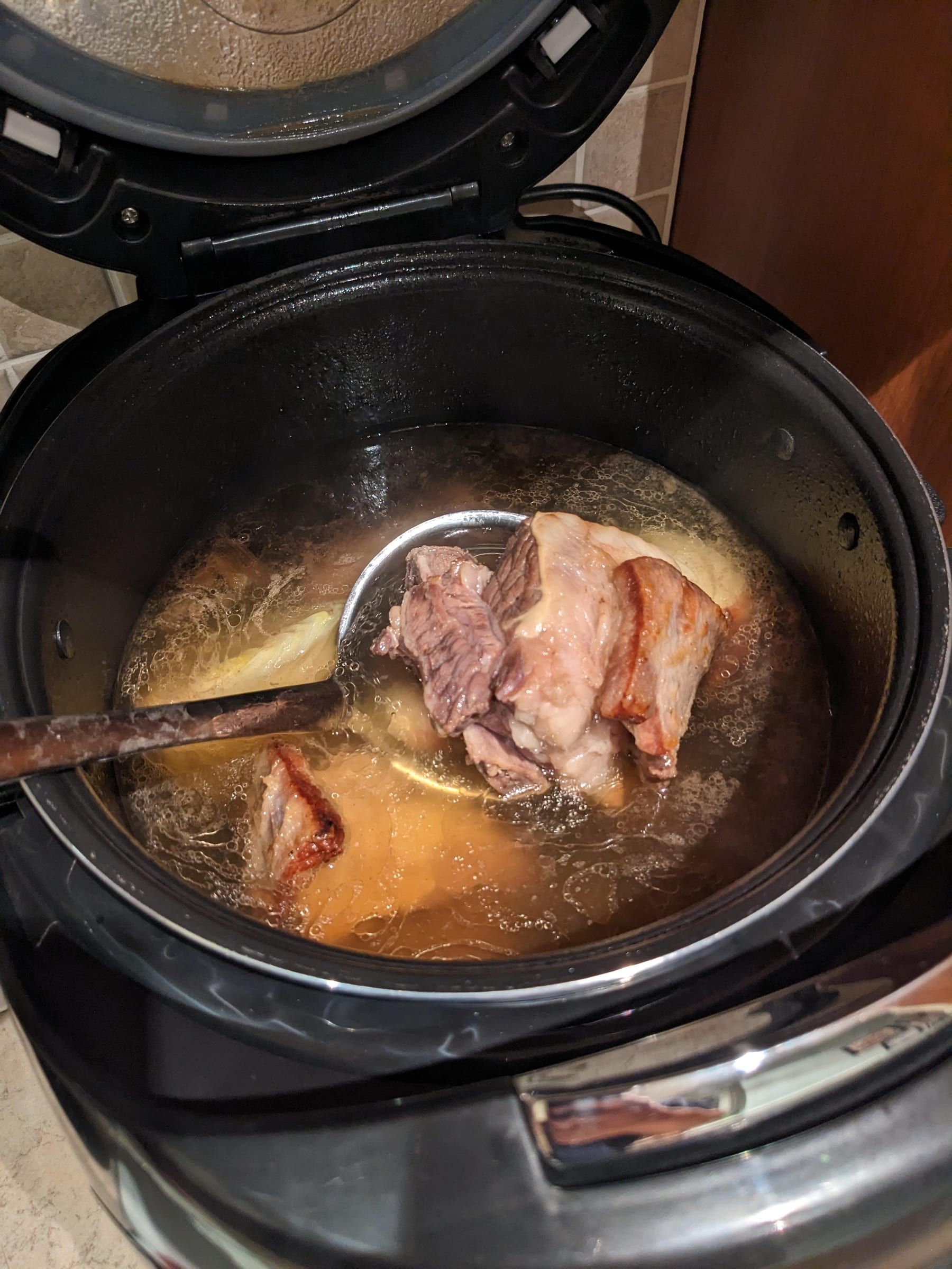 Мультиварка с мясным бульоном на кости и половником